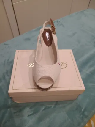 8 cm de tacon. Cuña verano beige y marrón talla 38