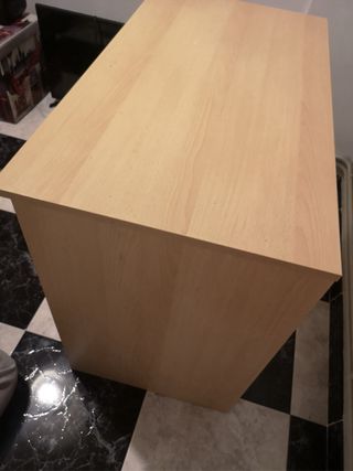 Escritorio de madera color miel