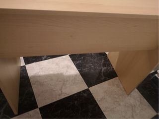 Escritorio de madera color miel