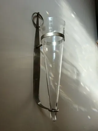 Florero de pared metal y cristal