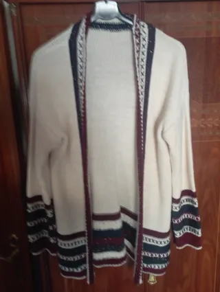 Rebeca beige con detalles multicolor