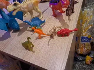 Lote de dinosaurios de juguete