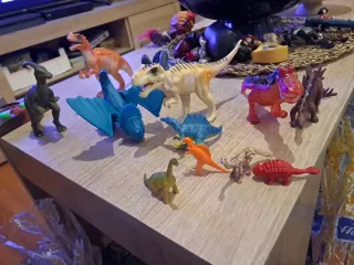 Lote de dinosaurios de juguete