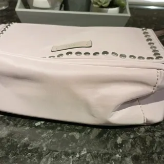 Bolso Parfois rosa palo con tachuelas