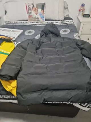 Chaqueta de plumas negra