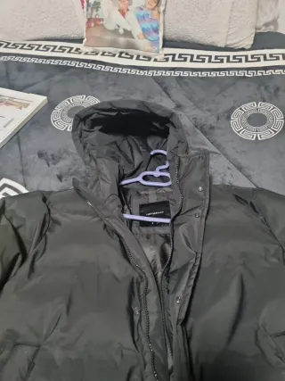 Chaqueta de plumas negra