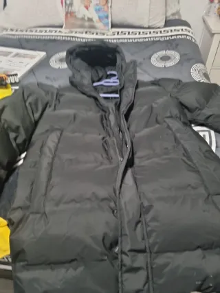 Chaqueta de plumas negra