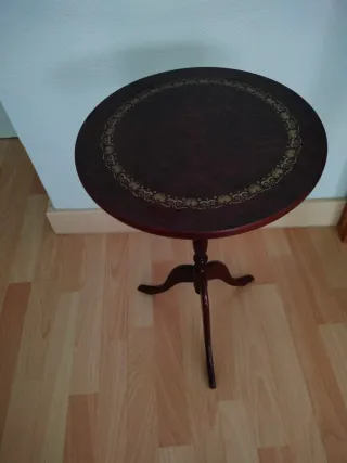 Mesita auxiliar / peana de madera