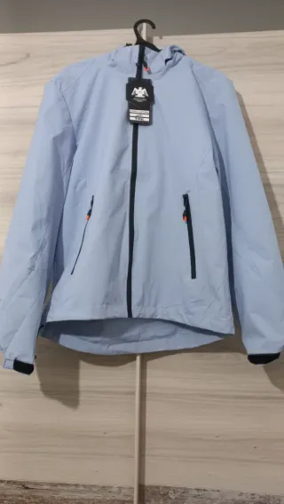 Chaqueta con capucha azul claro