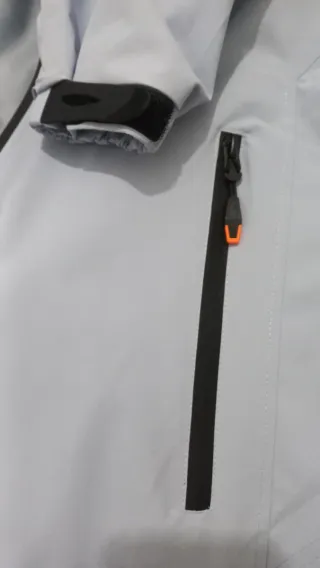 Chaqueta con capucha azul claro