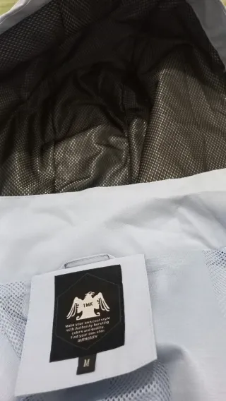 Chaqueta con capucha azul claro