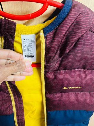 Chaleco acolchado con capucha. Talla 115-124cm