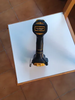 TALADRO DEWALT PERCUTOR DCD796