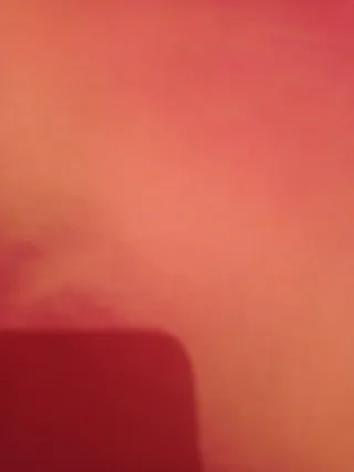 Colcha naranja y roja de tela