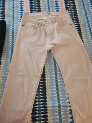 Vaqueros ZARA Beige y Negros