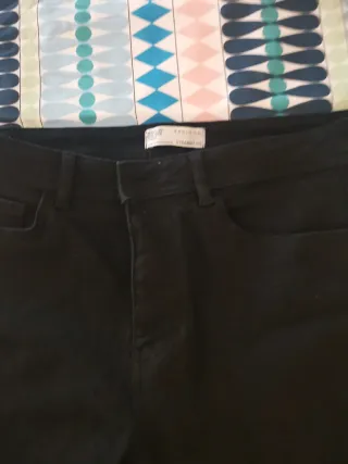 Vaqueros ZARA Beige y Negros