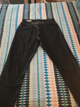 Vaqueros ZARA Beige y Negros