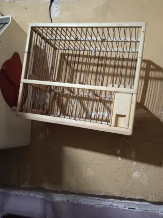 Jaula para pájaros marrón y azul cada una tiene su