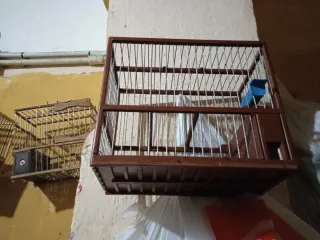 Jaula para pájaros marrón y azul cada una tiene su