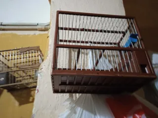 Jaula para pájaros marrón y azul cada una tiene su