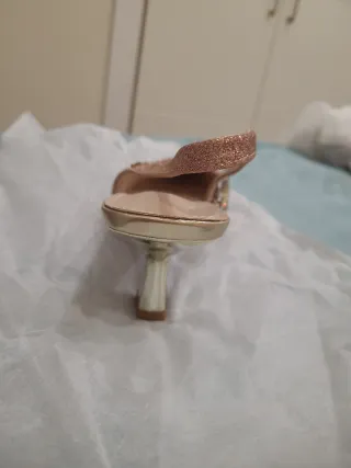 Zapato salón pedrería abierto dorado, tacón 7,5cm