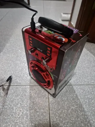 Altavoz iEMBO multicolor y rojo