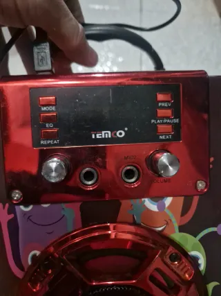 Altavoz iEMBO multicolor y rojo