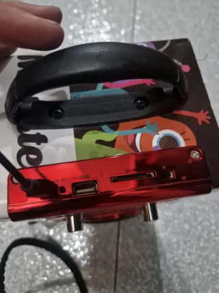 Altavoz iEMBO multicolor y rojo