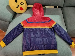 Chaqueta cortavientos con capucha