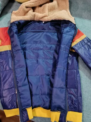 Chaqueta cortavientos con capucha