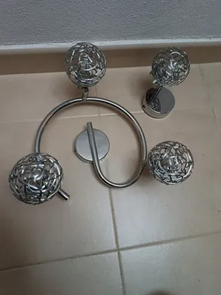 Lámpara de metal plateada con esferas