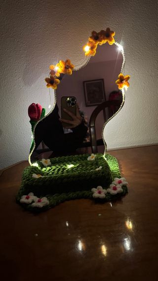 Espejo decorado con flores y perlas