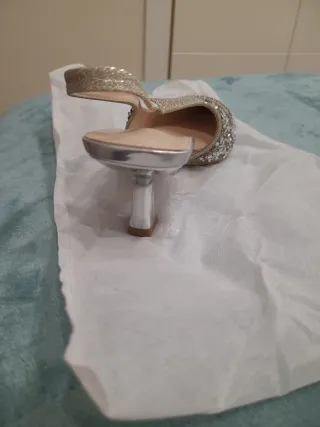 Zapato salón plata pedrería abierto, tacón 7.5cm