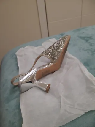 Zapato salón plata pedrería abierto, tacón 7.5cm