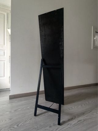 Espejo de pie negro con caballete