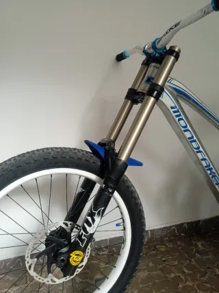 Cuadro Mondraker Summum con amortiguador trasero.