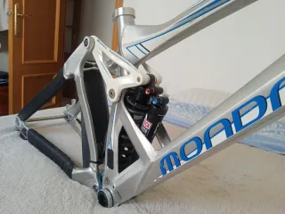 Cuadro Mondraker Summum con amortiguador trasero.