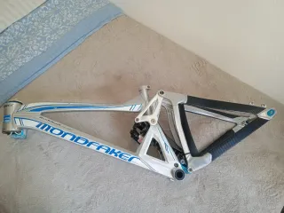 Cuadro Mondraker Summum con amortiguador trasero.