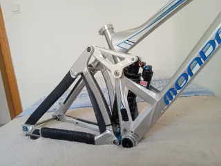 Cuadro Mondraker Summum con amortiguador trasero.