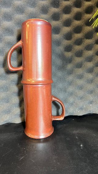 Juego de 2 tazas de cerámica marron.