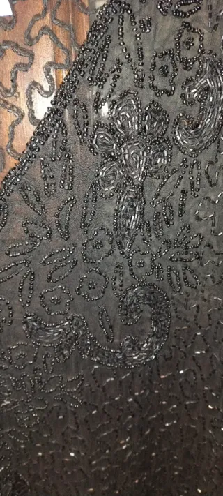 Blusa negra con pedrería