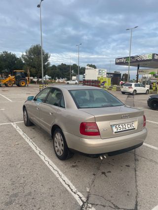 Audi A4 2000 2.5 TDI 4 puertas v6