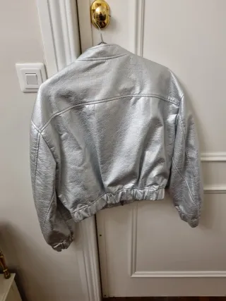 Chaqueta Bomber Zara Plateada polipiel gruesa.