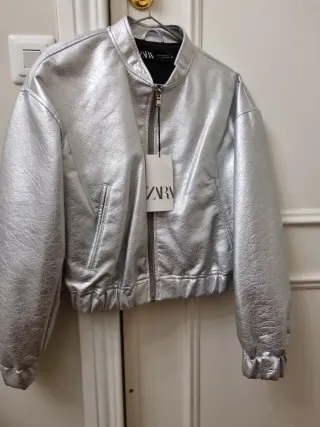 Chaqueta Bomber Zara Plateada polipiel gruesa.