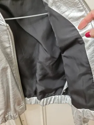 Chaqueta Bomber Zara Plateada polipiel gruesa.