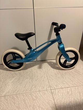 Bicicleta de equilibrio azul