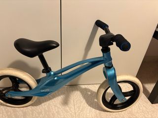 Bicicleta de equilibrio azul