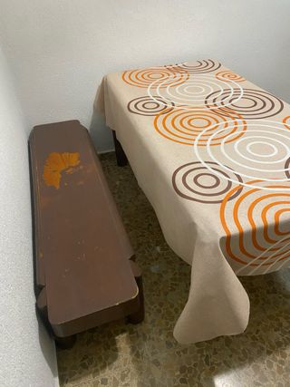 Mesa de comedor con bancos