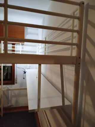 Litera Ikea con escritorio y estantería