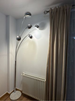 Lámpara de pie plateada y blanca